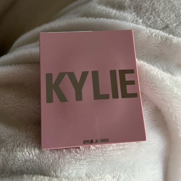 Kylie Cosmetics Other - Kylie “Quartz” Pressed Illuminating Powder